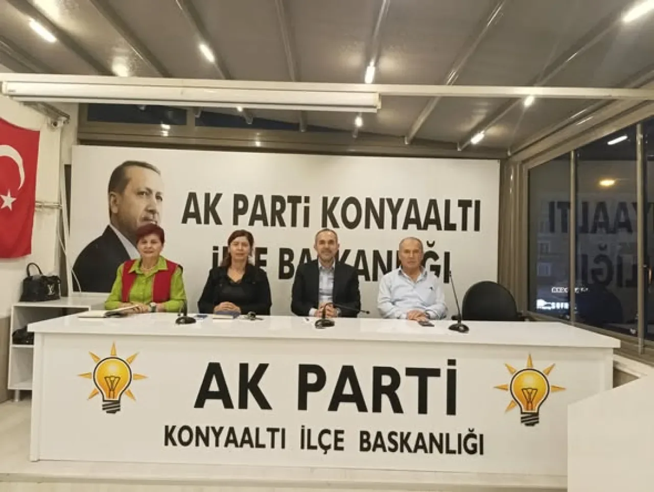 AK Parti Konyaaltı'nda Haftalık Değerlendirme Toplantısı AK Parti Konyaaltı'nda Haftalık Değerlendirme Toplantısı