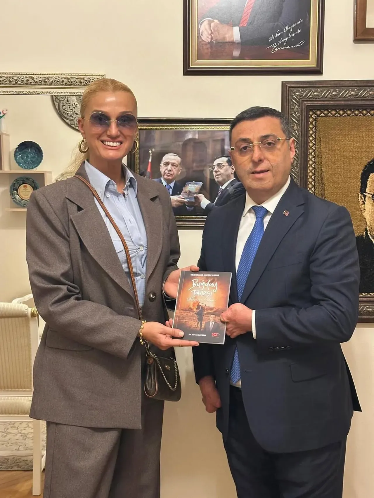 AK Partili Milletvekili Serkan Bayram, Oyuncu Tuğba Özay'ı Meclis'te Ağırladı AK Partili Milletvekili Serkan Bayram, Oyuncu Tuğba Özay'ı Meclis'te Ağırladı