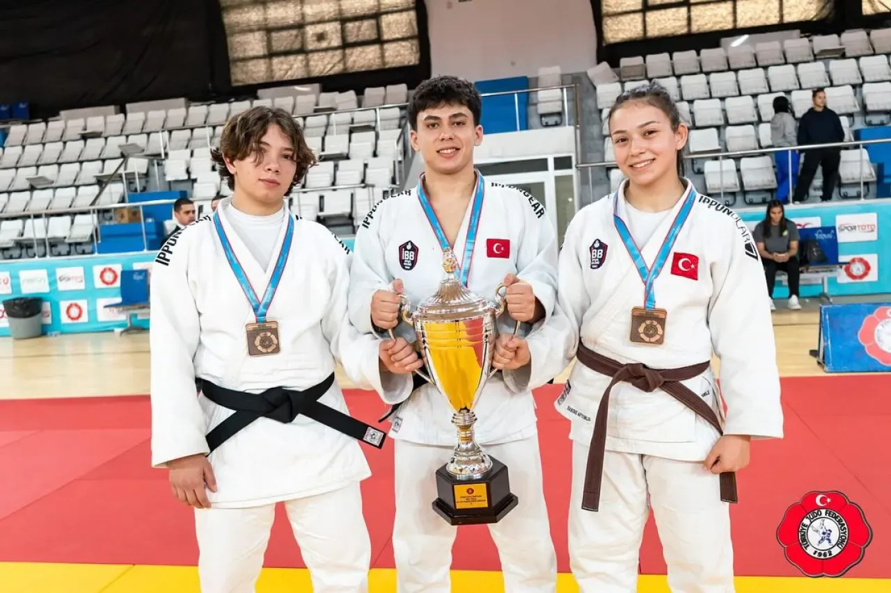 Sultangazi'den Milli Başarı: Sultançiftliği Anadolu Lisesi Ümitler Ligi'nde Türkiye Üçüncüsü Oldu Sultangazi'den Milli Başarı: Sultançiftliği Anadolu Lisesi Ümitler Ligi'nde Türkiye Üçüncüsü Oldu