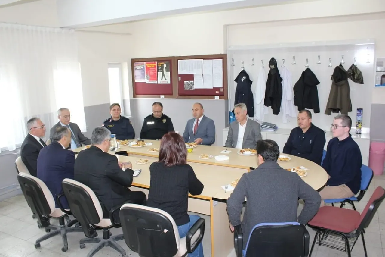 Çubuk Kaymakamı Vehbi Bakır, Ahi Evran Mesleki ve Teknik Anadolu Lisesi'ni Ziyaret Etti Çubuk Kaymakamı Vehbi Bakır, Ahi Evran Mesleki ve Teknik Anadolu Lisesi'ni Ziyaret Etti