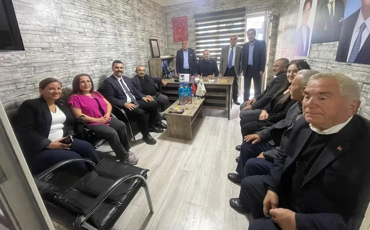 İYİ Parti Çubuk İlçe Başkanlığı'na CHP'den Nezaket Ziyareti İYİ Parti Çubuk İlçe Başkanlığı'na CHP'den Nezaket Ziyareti