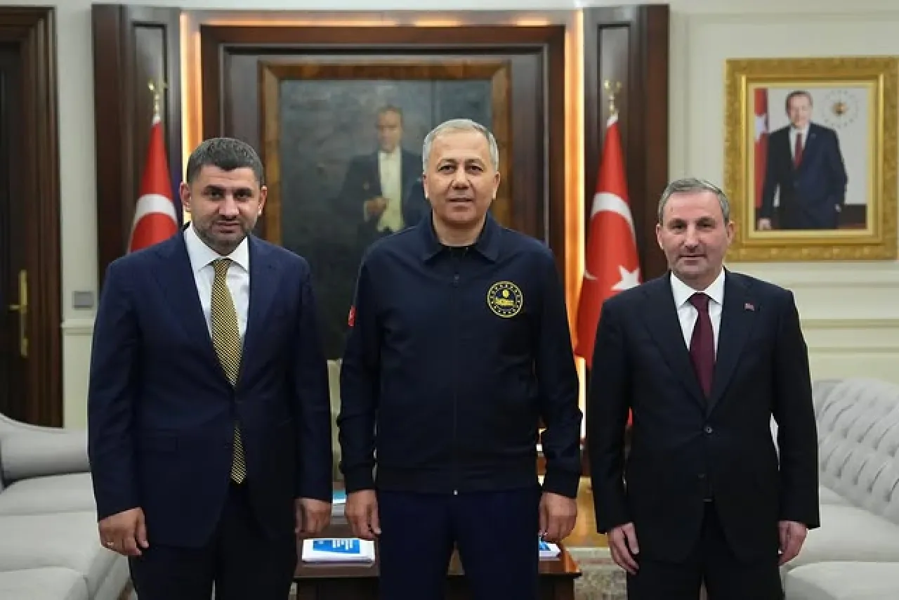 İstanbul Sultanbeyli Belediye Başkanı Ali Tombaş, İçişleri Bakanı Ali Yerlikaya'yı Ziyaret Etti İstanbul Sultanbeyli Belediye Başkanı Ali Tombaş, İçişleri Bakanı Ali Yerlikaya'yı Ziyaret Etti