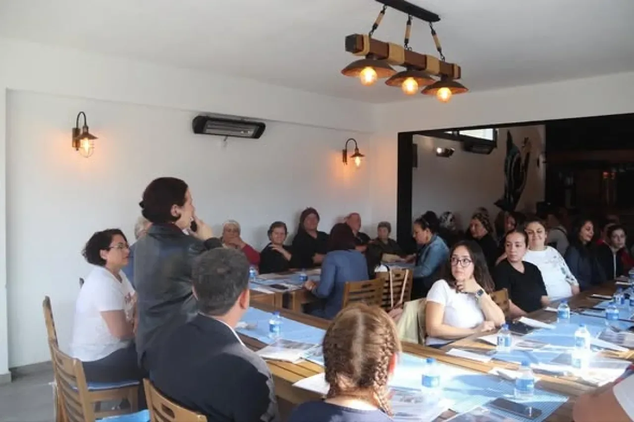Karaburun'da Muhtar Eşleri ile Sağlıklı Buluşma: Demans ve İlk Yardım Eğitimi Karaburun'da Muhtar Eşleri ile Sağlıklı Buluşma: Demans ve İlk Yardım Eğitimi