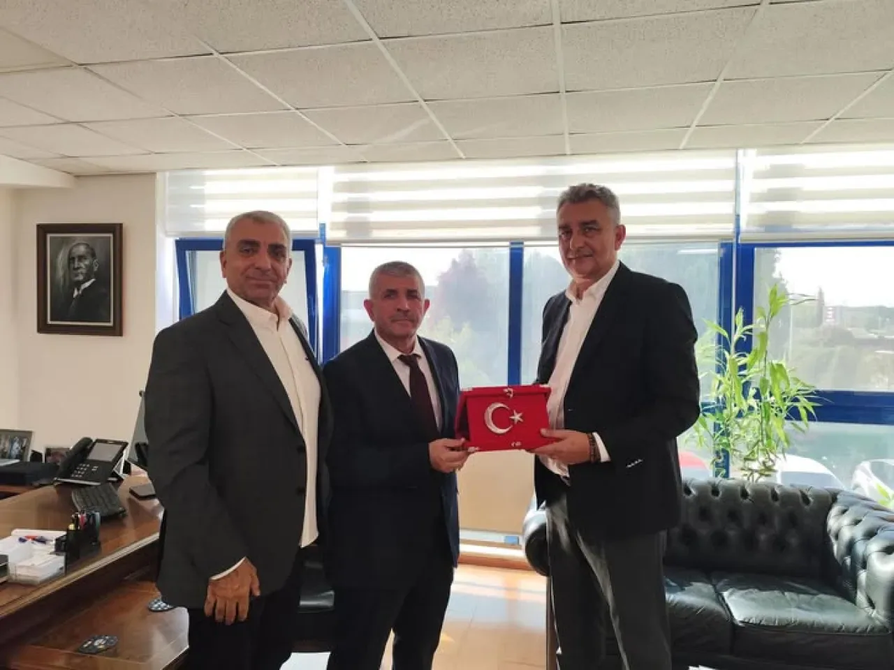 MHP İzmir İl Başkanı Veysel Şahin, DİMES Yönetim Kurulu Başkanı Erol Diren'i Ziyaret Etti MHP İzmir İl Başkanı Veysel Şahin, DİMES Yönetim Kurulu Başkanı Erol Diren'i Ziyaret Etti