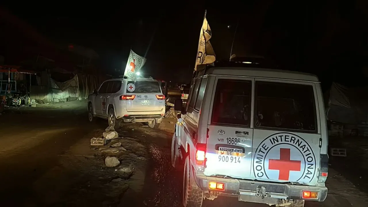 Hamas, Gazze'deki İsrailli Esirin Cesedini Kızılhaç'a Teslim Etti Hamas, Gazze'deki İsrailli Esirin Cesedini Kızılhaç'a Teslim Etti