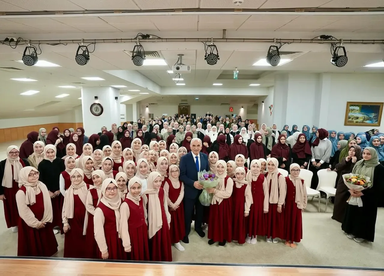 Ümraniye Belediye Başkanı İsmet Yıldırım, Kız Kur'an Kursu Öğrencileri ile Buluştu Ümraniye Belediye Başkanı İsmet Yıldırım, Kız Kur'an Kursu Öğrencileri ile Buluştu