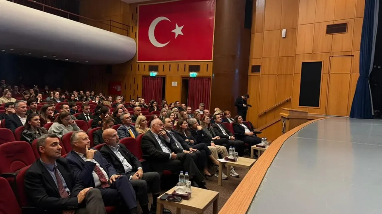 Şişli Kaymakamı Cevdet Ertürkmen, FMV Işık Okulları'nda Olimpizm Konferansı'na Katıldı Şişli Kaymakamı Cevdet Ertürkmen, FMV Işık Okulları'nda Olimpizm Konferansı'na Katıldı