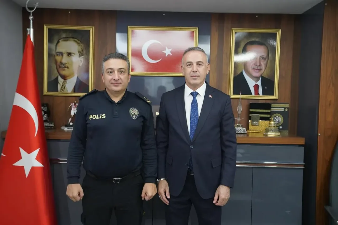AK Parti Ümraniye İlçe Başkanlığı'na Emniyet Müdürü Ziyareti AK Parti Ümraniye İlçe Başkanlığı'na Emniyet Müdürü Ziyareti