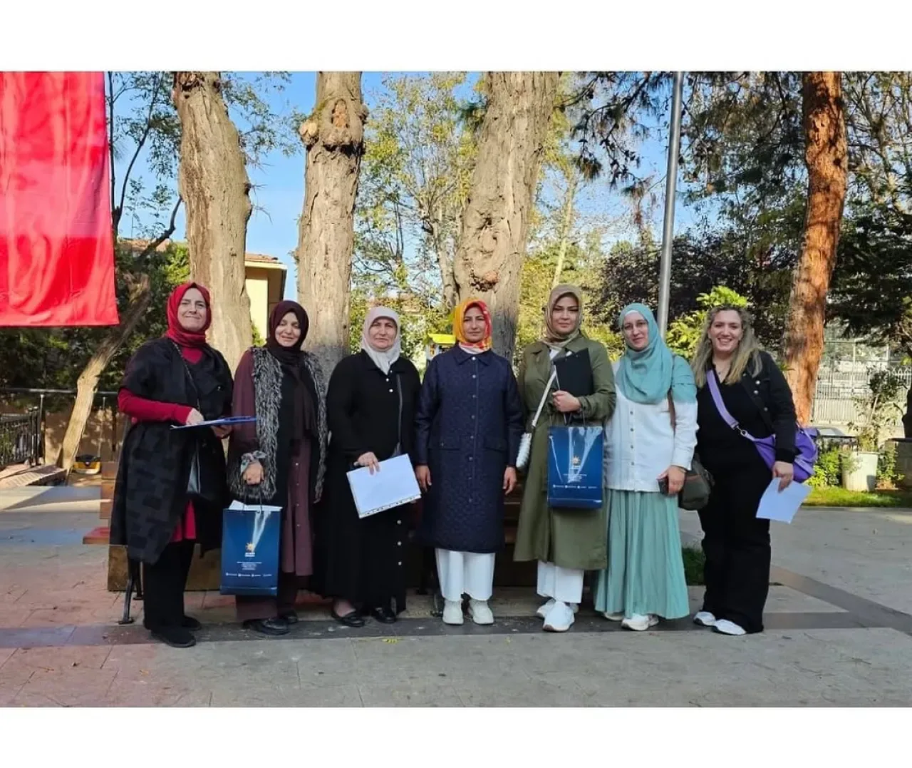 AK Parti Üsküdar Kadın Kolları Mahalle Ziyaretleriyle Teşkilatını Güçlendiriyor AK Parti Üsküdar Kadın Kolları Mahalle Ziyaretleriyle Teşkilatını Güçlendiriyor