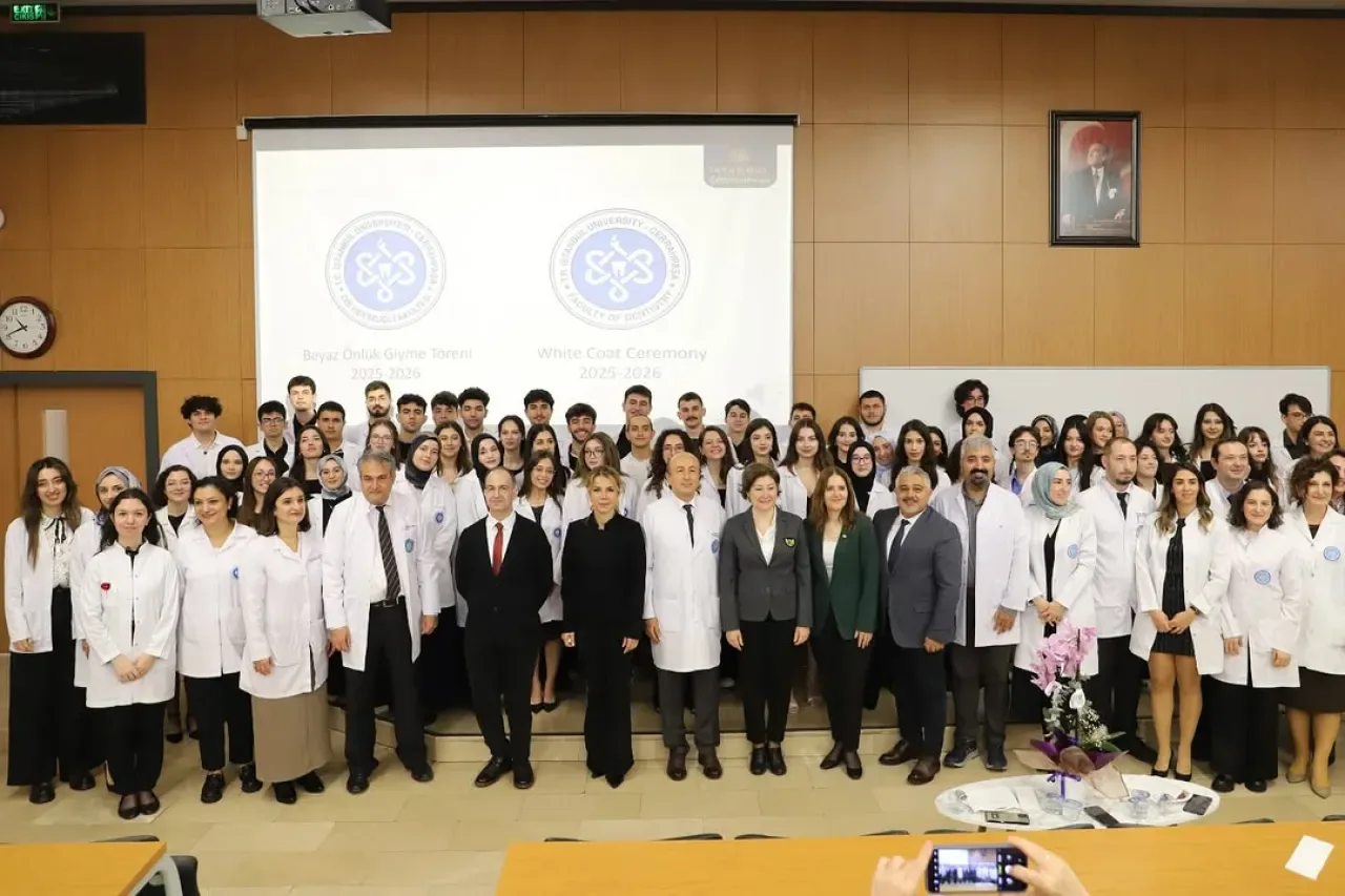 İstanbul Üniversitesi-Cerrahpaşa'da Diş Hekimliği Öğrencileri Beyaz Önlük Töreni ile Mesleğe İlk Adımı Attı İstanbul Üniversitesi-Cerrahpaşa'da Diş Hekimliği Öğrencileri Beyaz Önlük Töreni ile Mesleğe İlk Adımı Attı