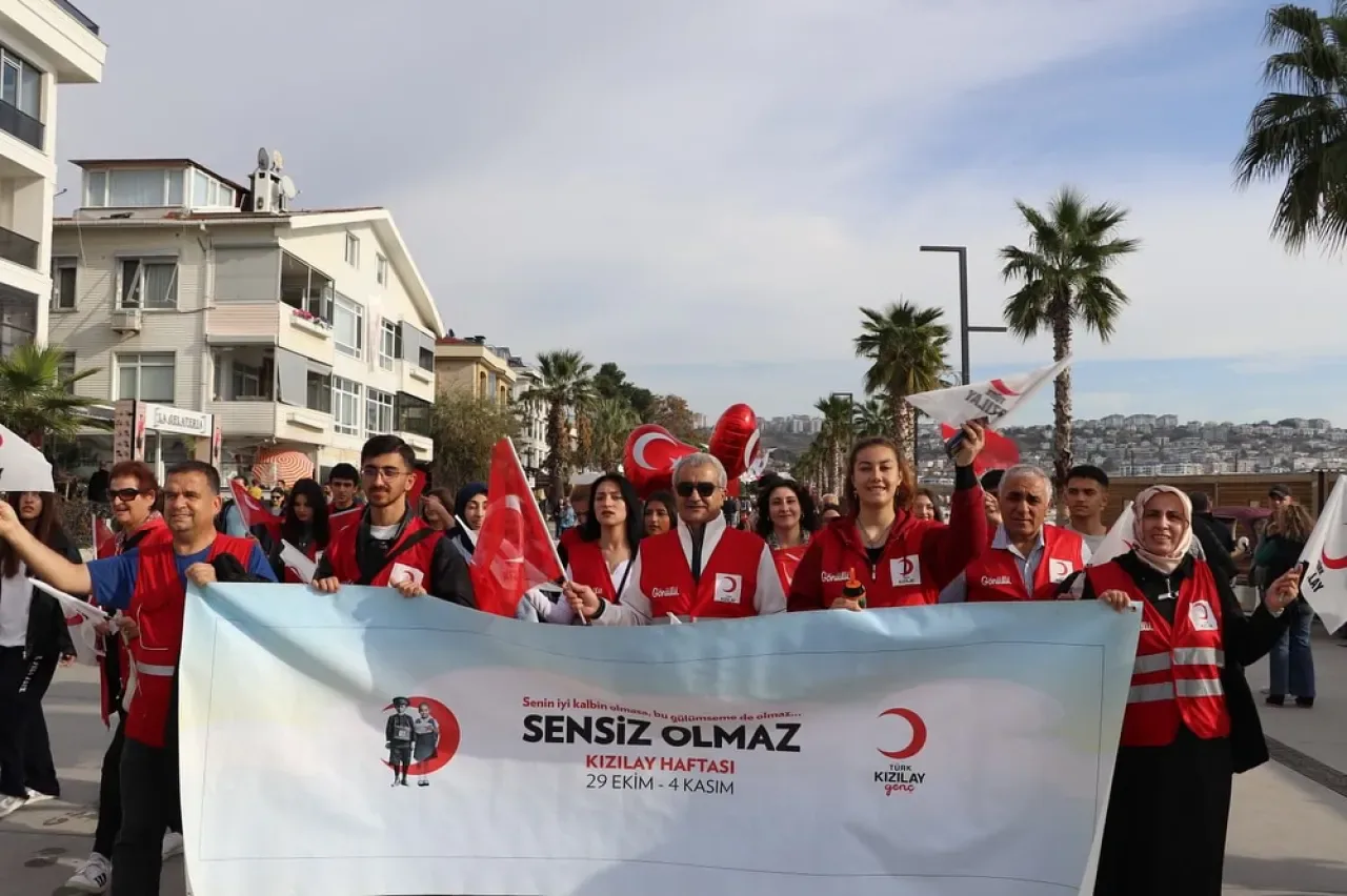 Genç Kızılay Büyükçekmece'de Kızılay Haftası'nda Sahil Yürüyüşü Düzenledi Genç Kızılay Büyükçekmece'de Kızılay Haftası'nda Sahil Yürüyüşü Düzenledi