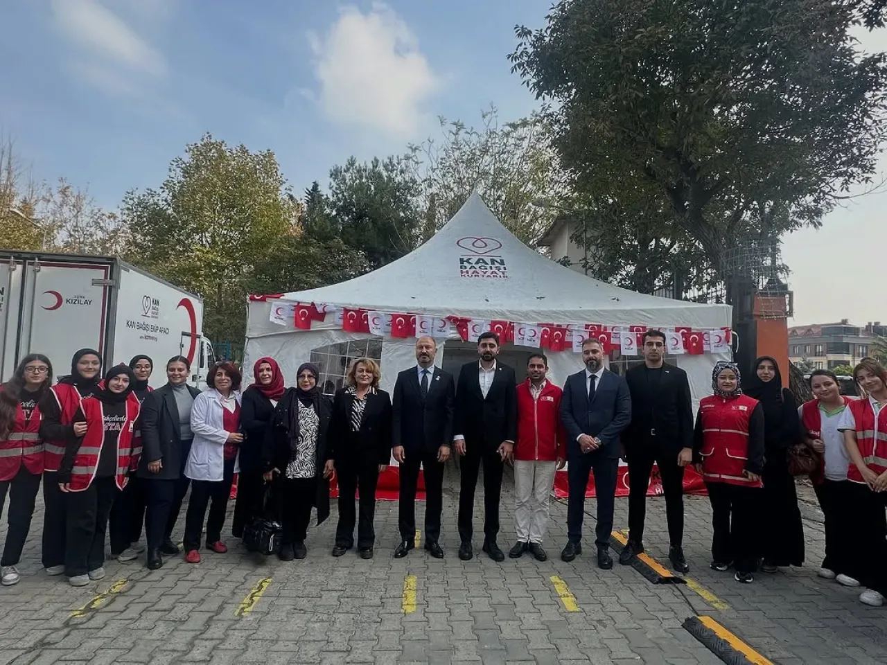 Kızılay Haftası'nda Bahçelievler'de Anlamlı Kan Bağışı Kampanyası Kızılay Haftası'nda Bahçelievler'de Anlamlı Kan Bağışı Kampanyası