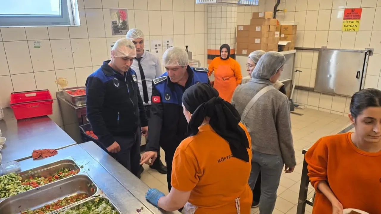 Gemlik'te Zincir Restoranda Beklenmedik Denetim Gemlik'te Zincir Restoranda Beklenmedik Denetim