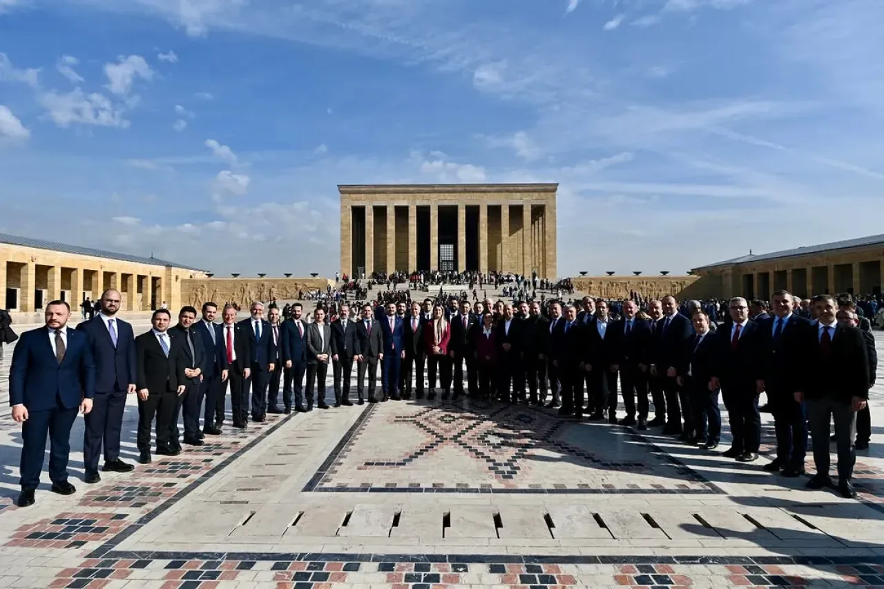 CHP Adalar İlçe Başkanlığı, Anıtkabir'i Ziyaret Etti ve Grup Toplantısı'na Katıldı CHP Adalar İlçe Başkanlığı, Anıtkabir'i Ziyaret Etti ve Grup Toplantısı'na Katıldı
