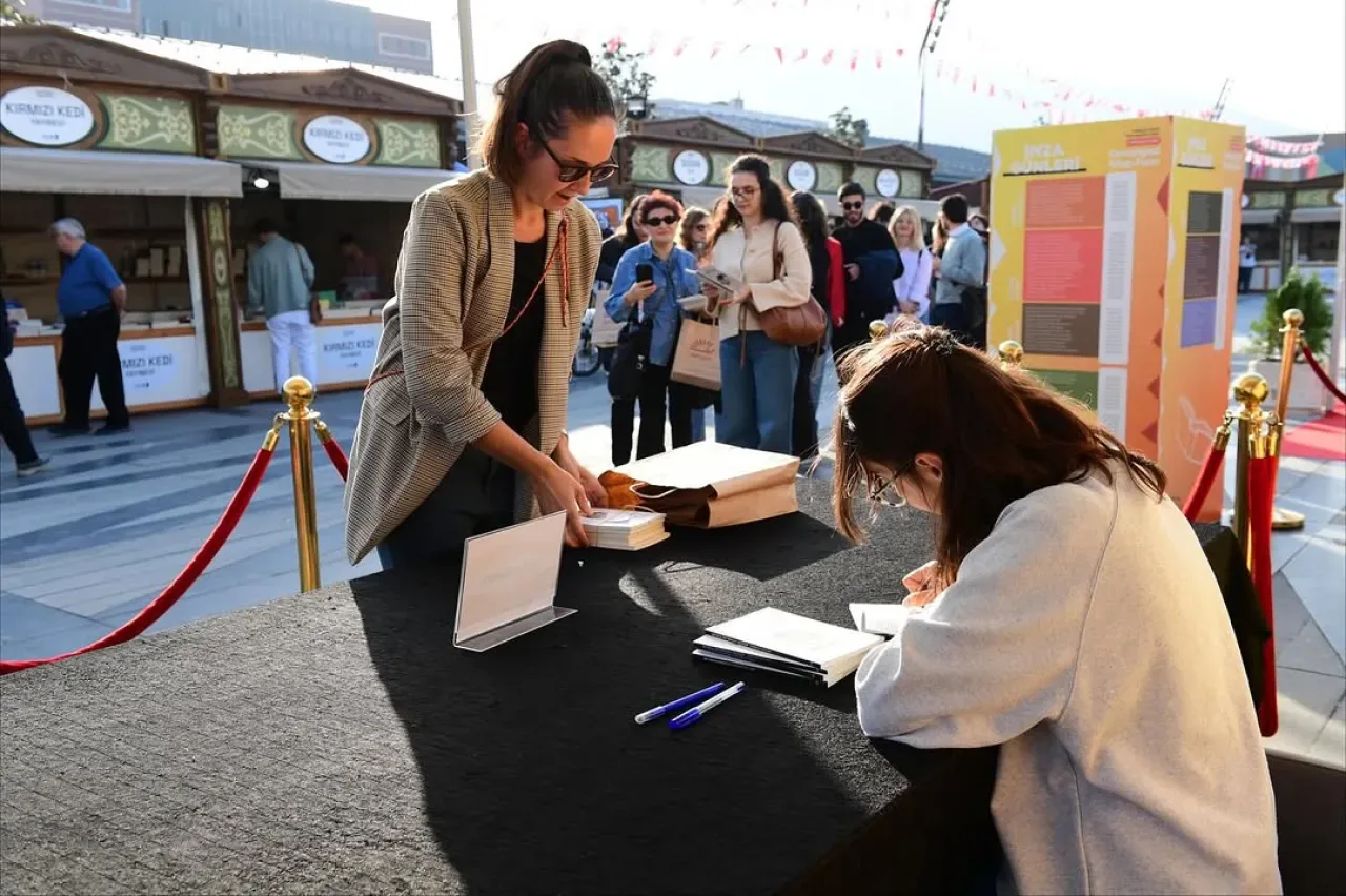 Bursa Osmangazi Kitap Fuarı'nda Kitap Coşkusu Bursa Osmangazi Kitap Fuarı'nda Kitap Coşkusu