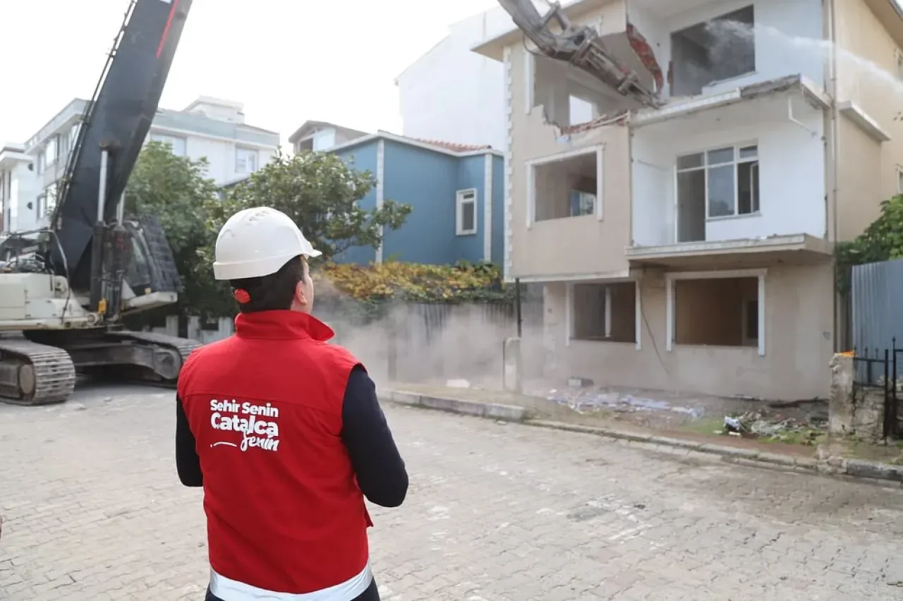 Çatalca'da Riskli Yapılar Yıkılıyor: Kentsel Dönüşüm Hız Kesmiyor Çatalca'da Riskli Yapılar Yıkılıyor: Kentsel Dönüşüm Hız Kesmiyor