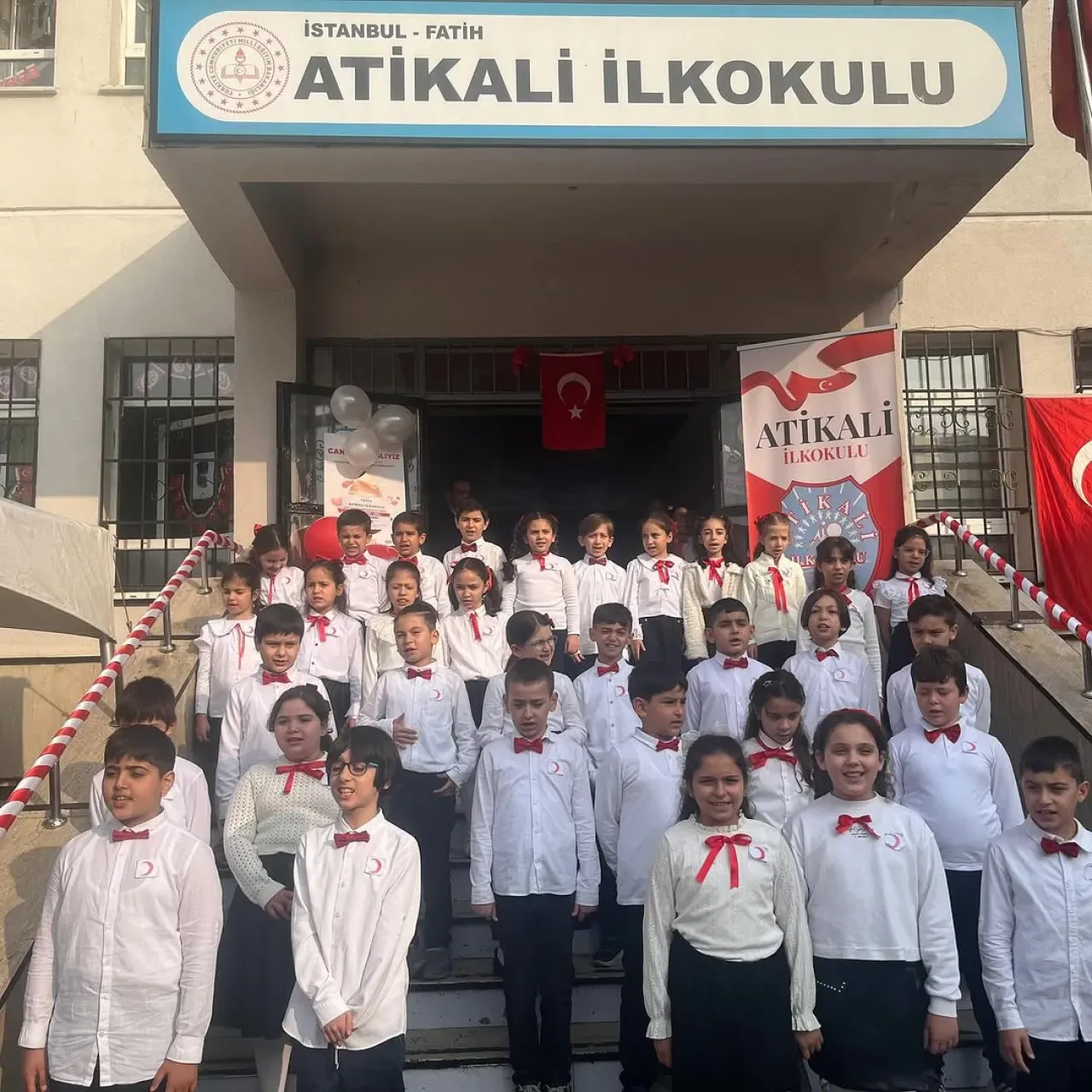 Fatih'teki İlkokulda Kızılay Haftası Coşkusu ve Kan Bağışı Fatih'teki İlkokulda Kızılay Haftası Coşkusu ve Kan Bağışı