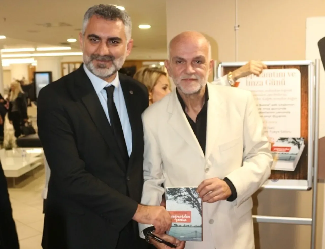 Kartal'da Eğitim ve Edebiyat Buluşması: Mustafa Kıraç, Murat Karaca'nın Kitap Tanıtımına Katıldı Kartal'da Eğitim ve Edebiyat Buluşması: Mustafa Kıraç, Murat Karaca'nın Kitap Tanıtımına Katıldı