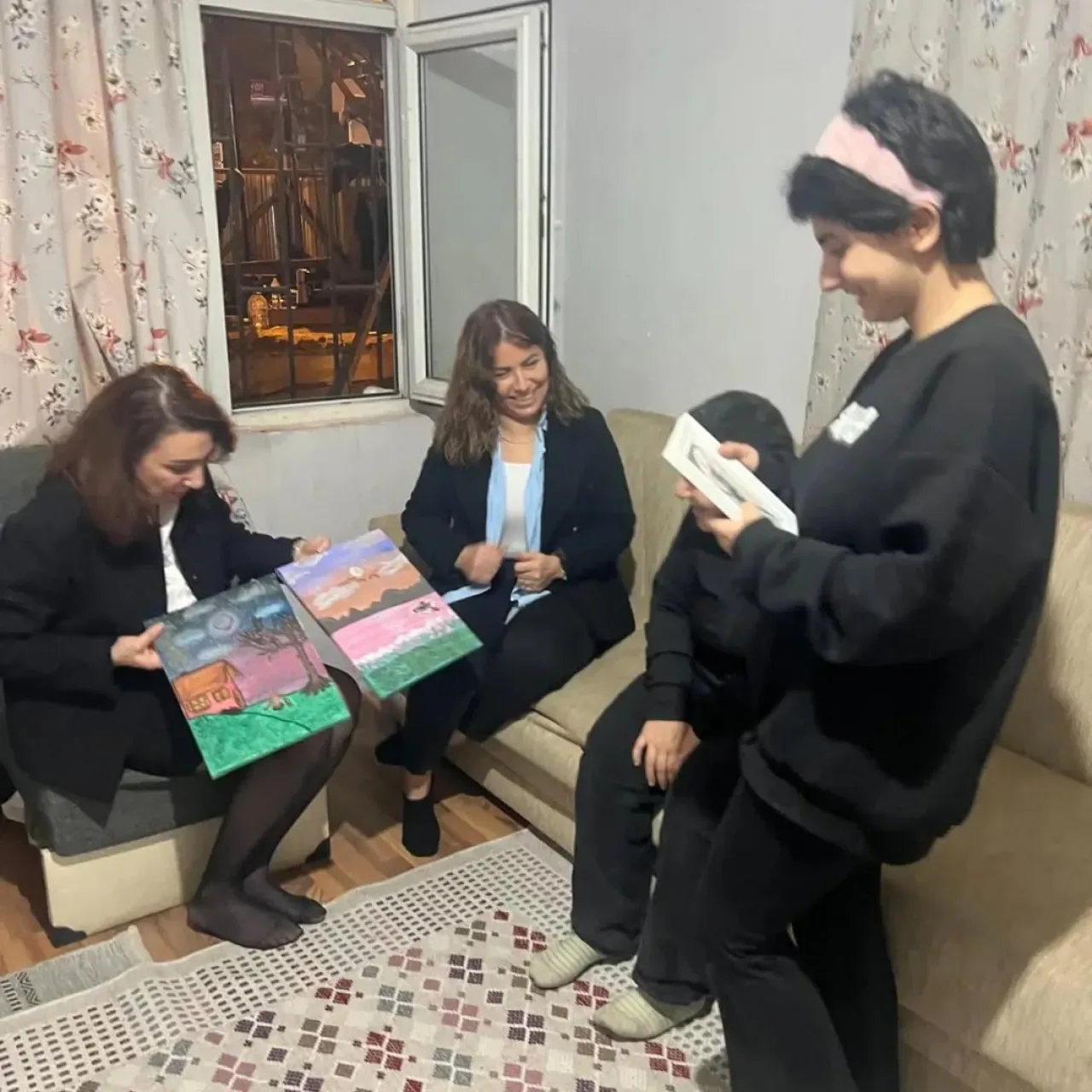 CHP Sancaktepe Kadın Kolları Komşu Ziyaretlerinde Sanat ve Dayanışma Buluştu CHP Sancaktepe Kadın Kolları Komşu Ziyaretlerinde Sanat ve Dayanışma Buluştu