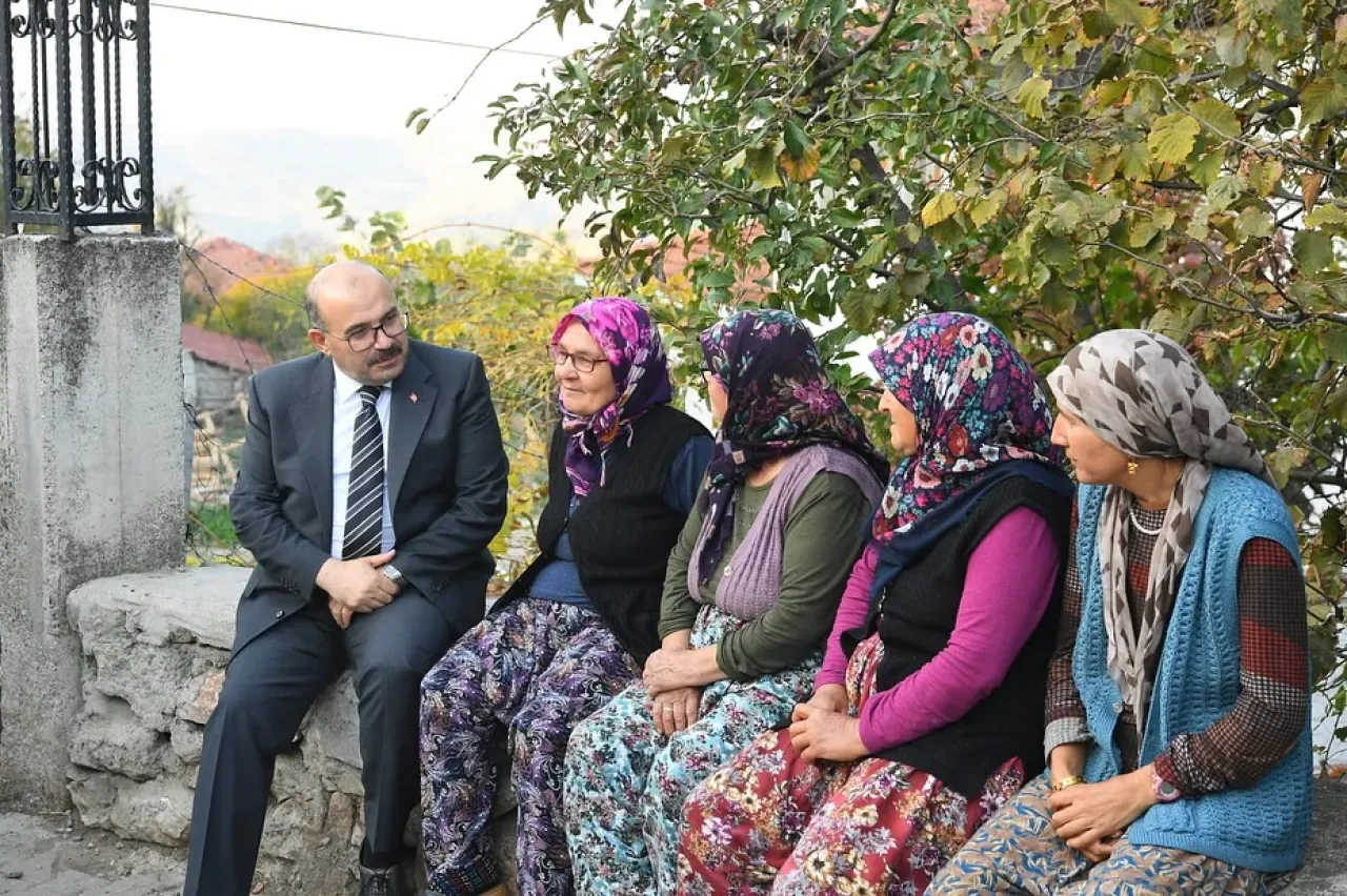 Balıkesir Valisi Sındırgı'da Deprem Sonrası İncelemelerde Bulundu Balıkesir Valisi Sındırgı'da Deprem Sonrası İncelemelerde Bulundu