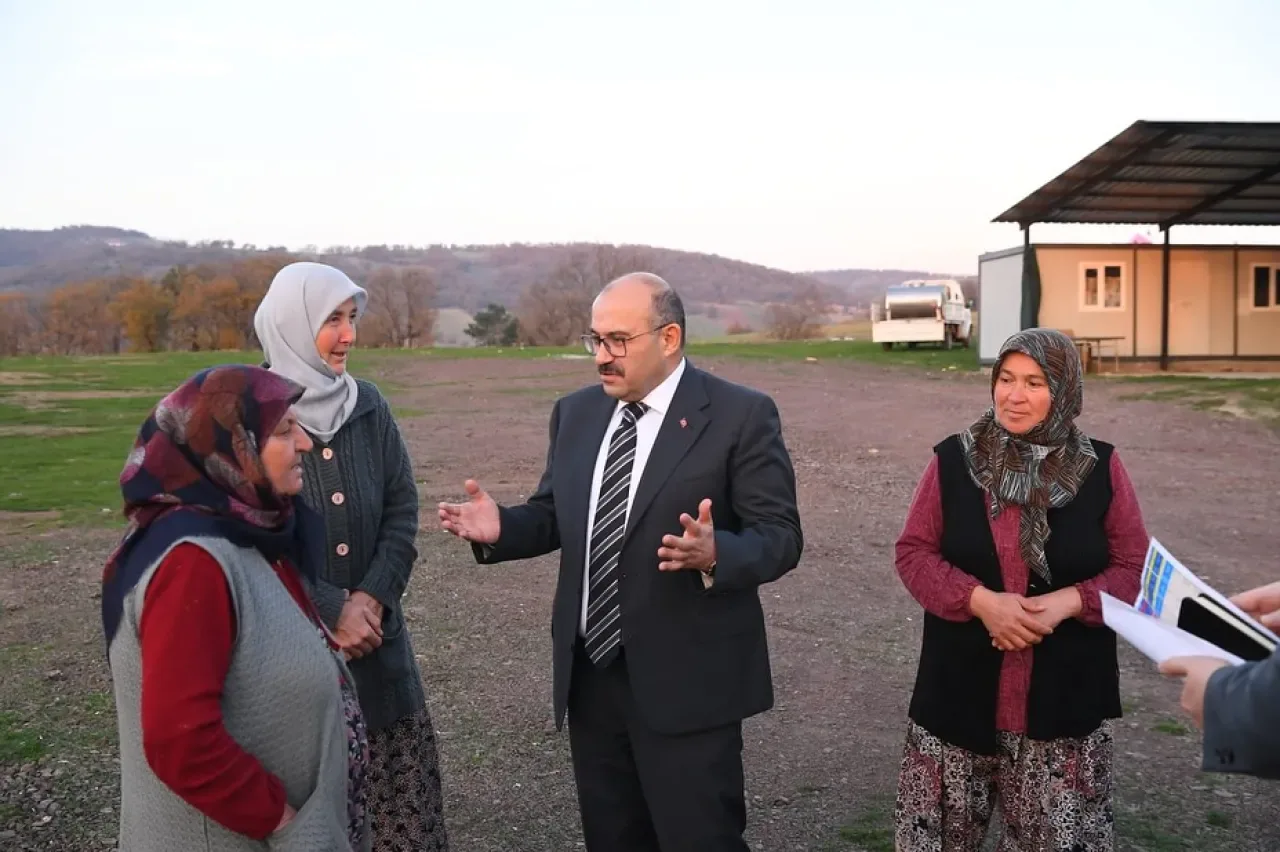 Balıkesir Valisi Sındırgı'da Deprem Sonrası Çalışmaları Yerinde Denetledi Balıkesir Valisi Sındırgı'da Deprem Sonrası Çalışmaları Yerinde Denetledi