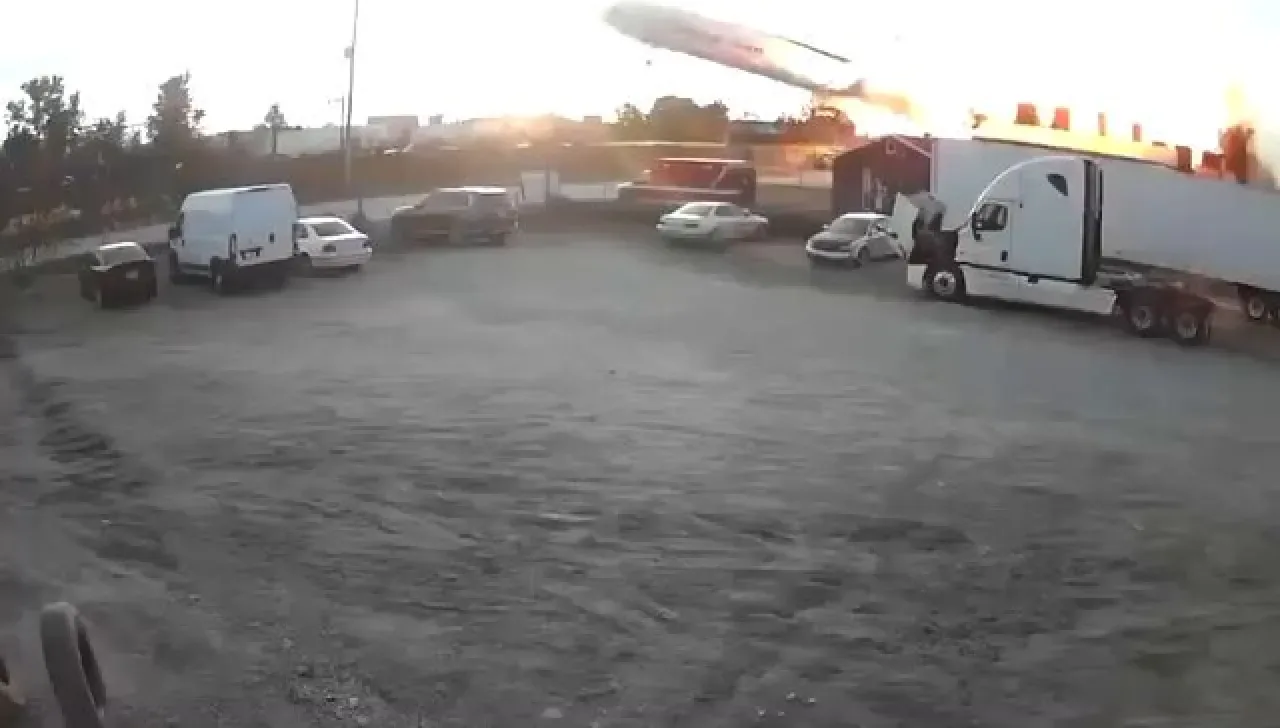 ABD'de Kargo Uçağının Düşüş Anı Görüntüleri Ortaya Çıktı ABD'de Kargo Uçağının Düşüş Anı Görüntüleri Ortaya Çıktı