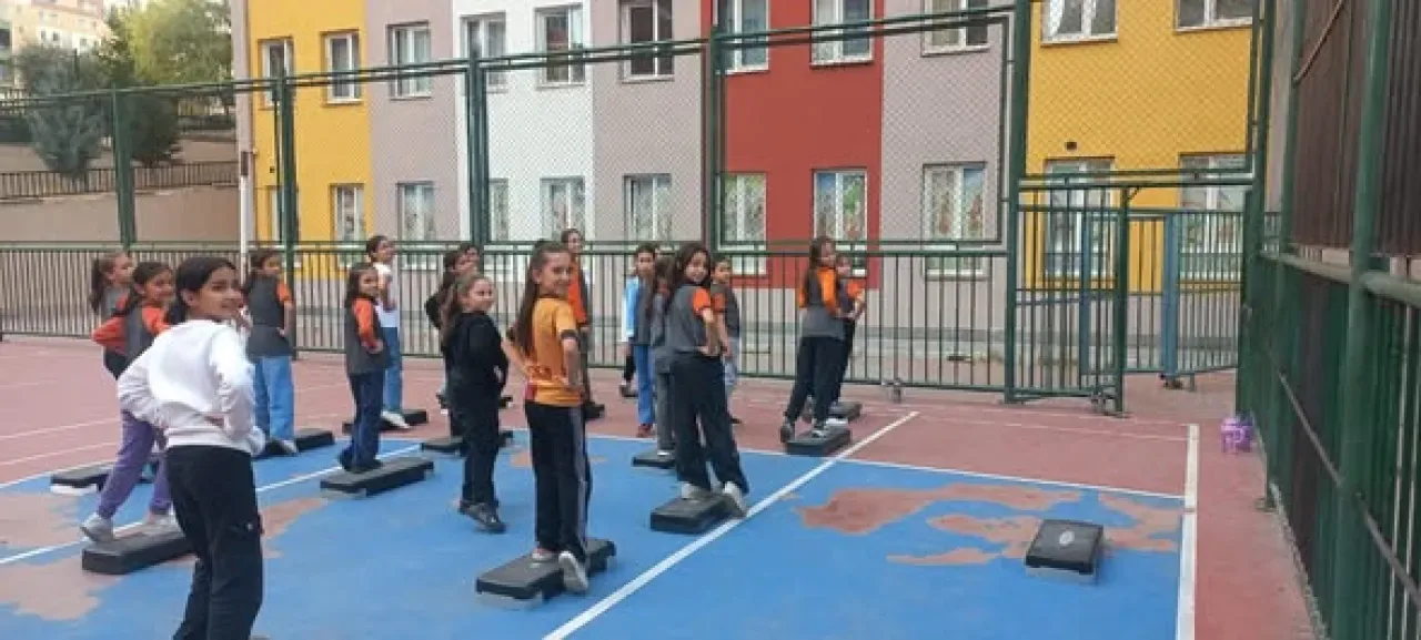 Kayseri'de Minik Öğrenciler Step Aerobik ile Tanıştı Kayseri'de Minik Öğrenciler Step Aerobik ile Tanıştı