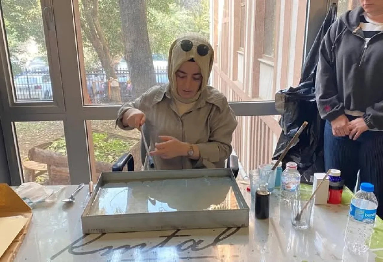 İstanbul'da Öğretmenlere Yönelik Ebru Sanatı Atölyesi Başladı İstanbul'da Öğretmenlere Yönelik Ebru Sanatı Atölyesi Başladı
