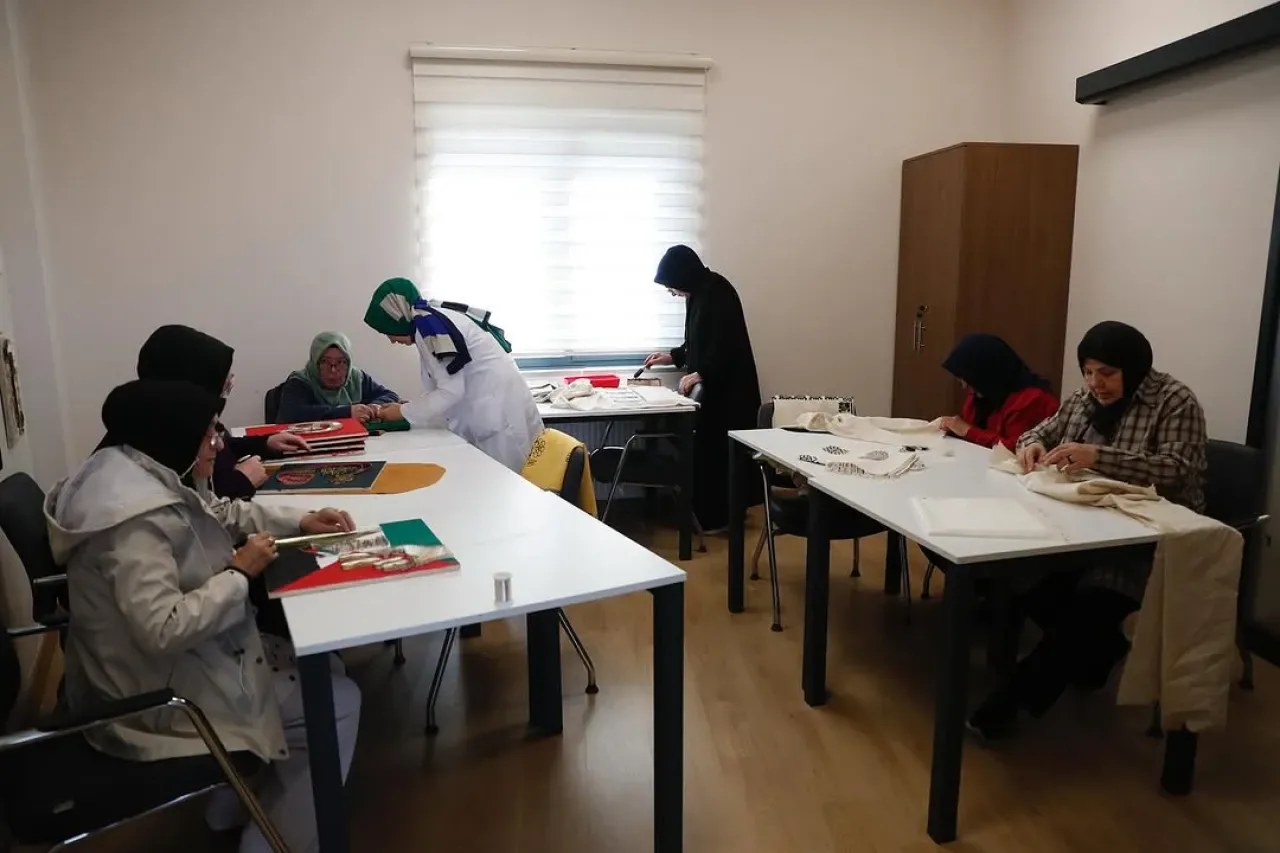 Bağcılar'da Yaşlılar Filografi Sanatı ile Hayata Tutunuyor Bağcılar'da Yaşlılar Filografi Sanatı ile Hayata Tutunuyor