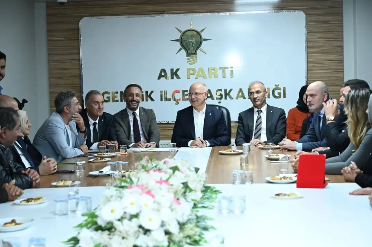 AK Parti Bursa İl Başkanı Davut Gürkan Gemlik'te Teşkilat ve Yeni Üyelerle Buluştu AK Parti Bursa İl Başkanı Davut Gürkan Gemlik'te Teşkilat ve Yeni Üyelerle Buluştu