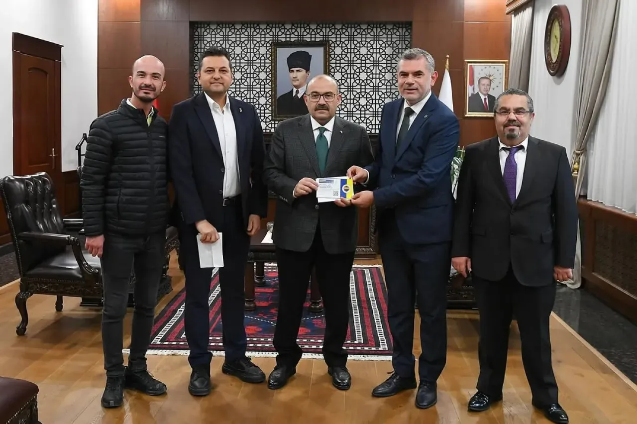 Balıkesir'de Fenerbahçelilerden Vali Ustaoğlu'na Fidan Dikim Daveti Balıkesir'de Fenerbahçelilerden Vali Ustaoğlu'na Fidan Dikim Daveti