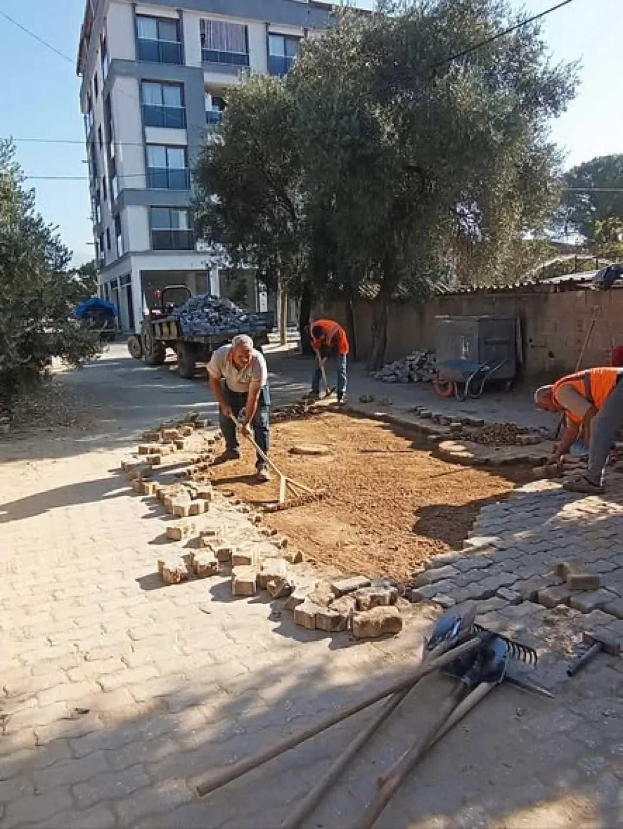 İzmir Kiraz'da Yenimahalle'de Yol Tamiri Çalışması Başladı İzmir Kiraz'da Yenimahalle'de Yol Tamiri Çalışması Başladı