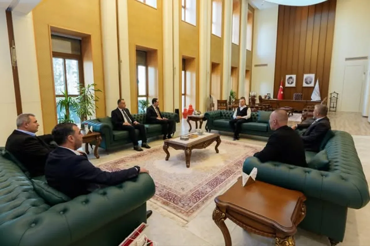 HAK-İŞ'ten Vali Çeber'e Ziyaret HAK-İŞ'ten Vali Çeber'e Ziyaret