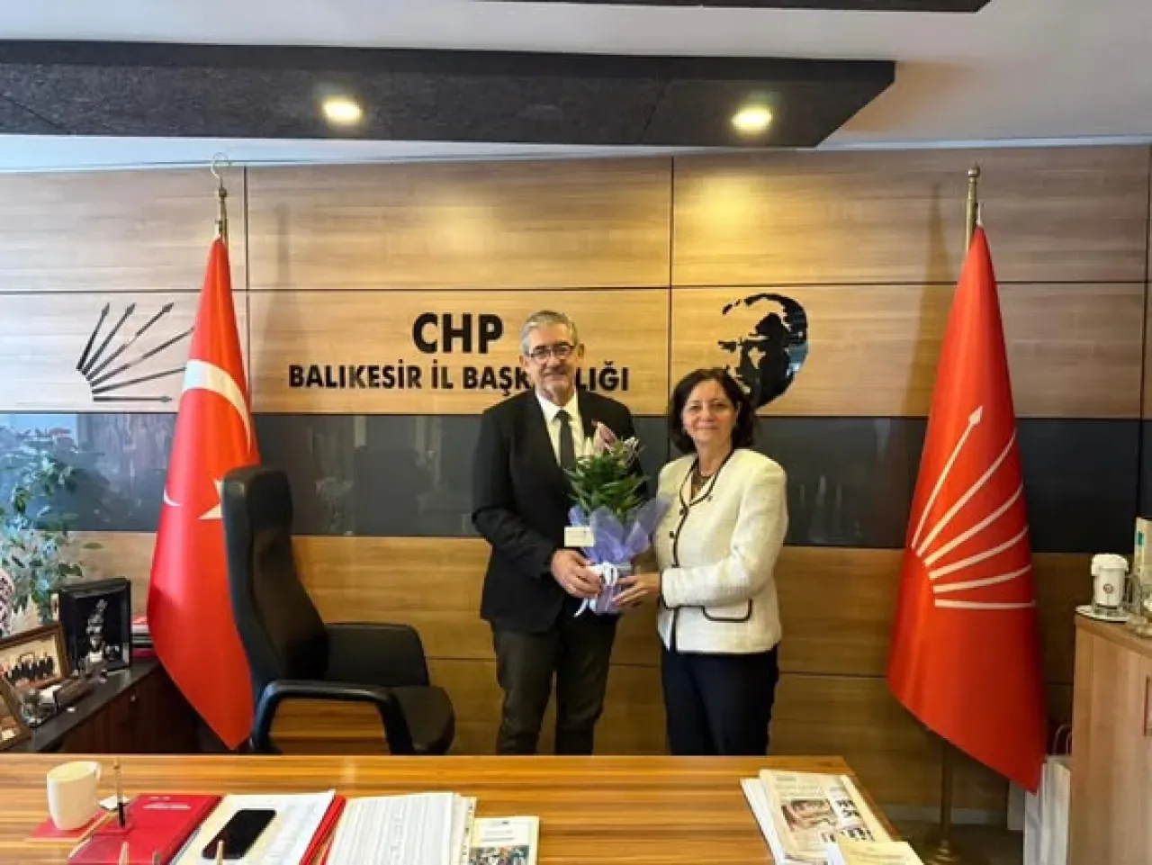 CHP'li Sema Acar'dan Balıkesir İl Başkanlığı'na Ziyaret CHP'li Sema Acar'dan Balıkesir İl Başkanlığı'na Ziyaret