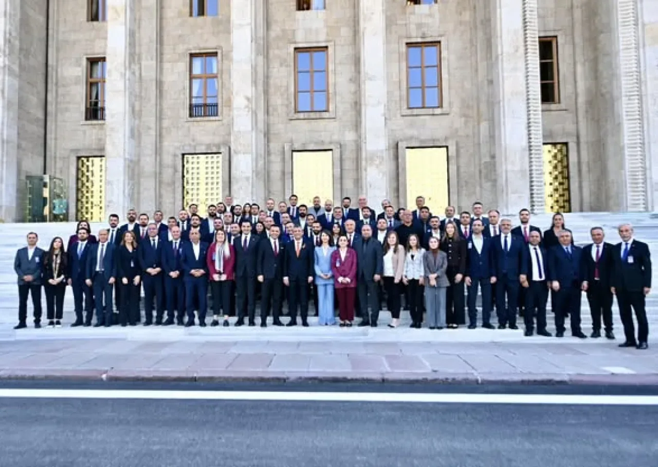 CHP'li Heyet TBMM'de: Atatürk'ü Andılar, Grup Toplantısına Katıldılar CHP'li Heyet TBMM'de: Atatürk'ü Andılar, Grup Toplantısına Katıldılar