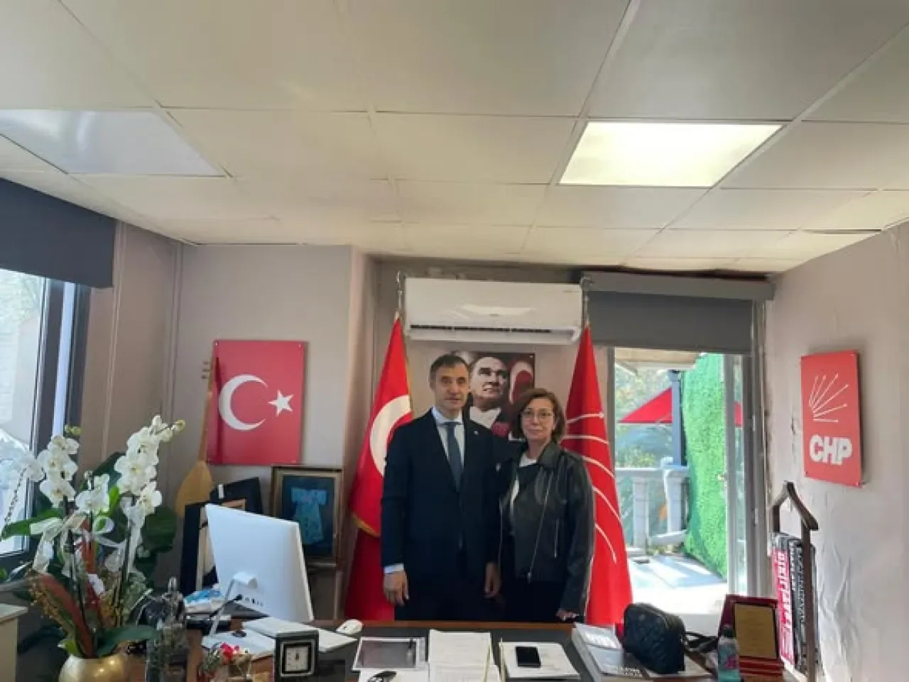 CHP Beşiktaş İlçe Başkanlığı'na Esnaf Odası ve Mahalle Temsilcilerinden Ziyaret CHP Beşiktaş İlçe Başkanlığı'na Esnaf Odası ve Mahalle Temsilcilerinden Ziyaret