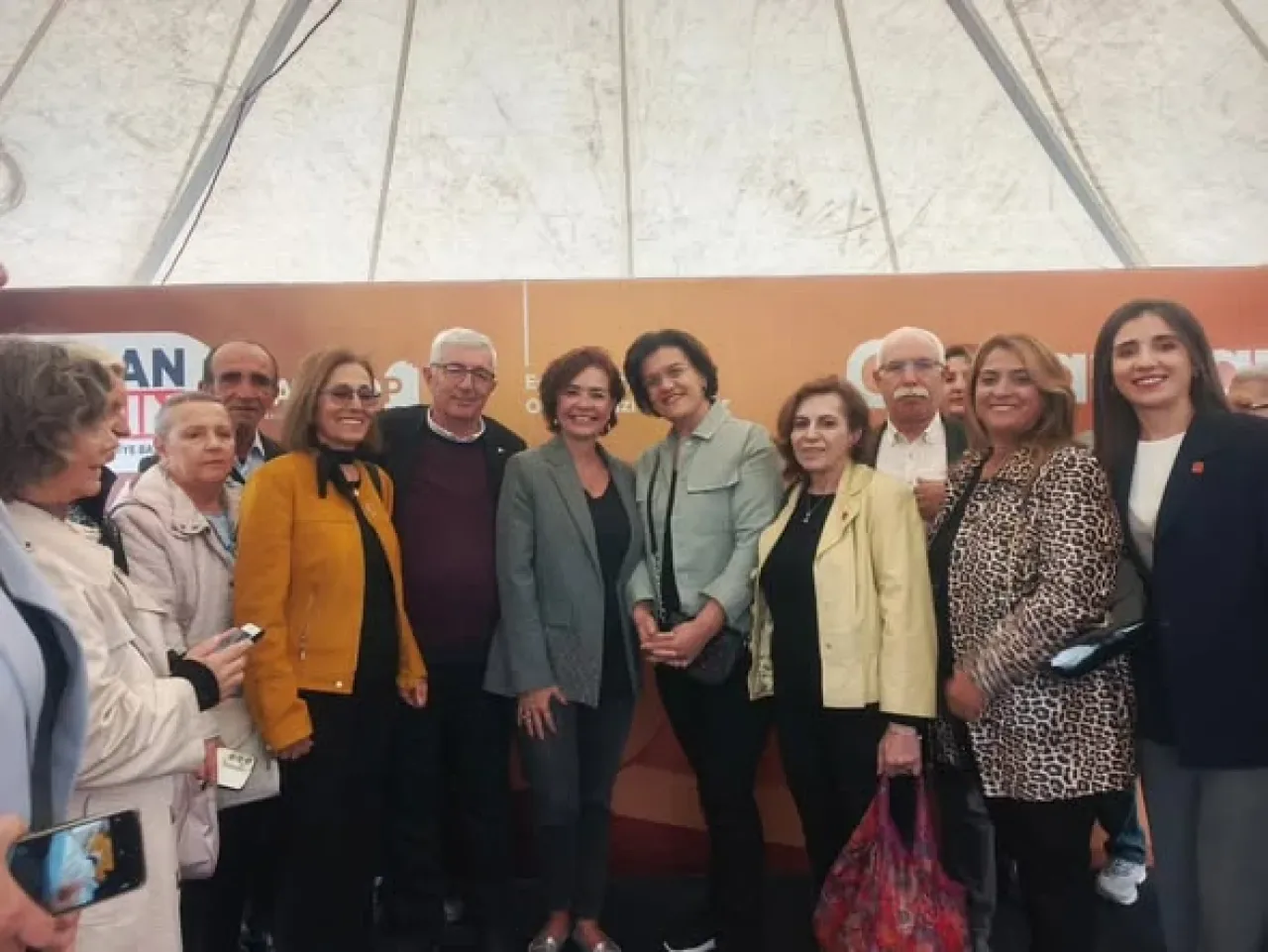 CHP Bursa İl Yöneticileri Osmangazi Kitap Fuarı'nda Özlem Gürses Söyleşisine Katıldı CHP Bursa İl Yöneticileri Osmangazi Kitap Fuarı'nda Özlem Gürses Söyleşisine Katıldı