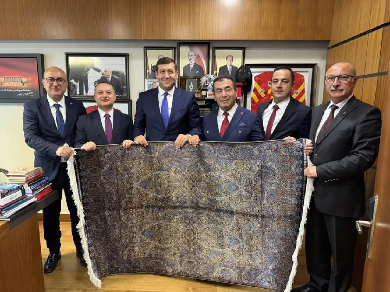 Bünyan'ın Tarihi Halısı Milletvekili Baki Ersoy'a Hediye Edildi Bünyan'ın Tarihi Halısı Milletvekili Baki Ersoy'a Hediye Edildi