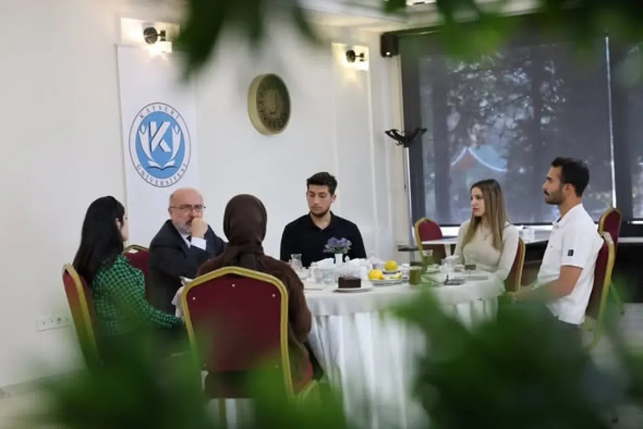 Kayseri Üniversitesi Rektörü Karamustafa, Öğrencilerle Buluştu Kayseri Üniversitesi Rektörü Karamustafa, Öğrencilerle Buluştu