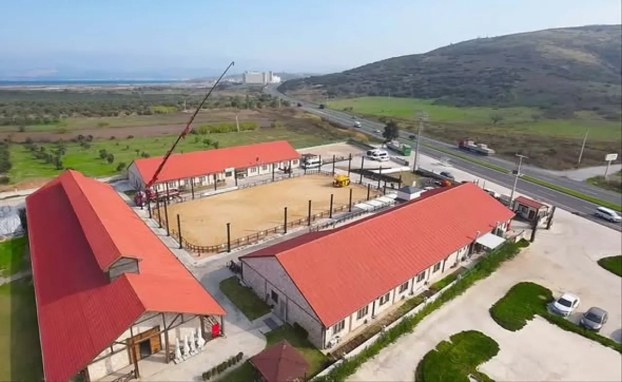 Aliağa'da Atla Terapi ve Binicilik Eğitimleri İçin Kapalı Manej Yapılıyor Aliağa'da Atla Terapi ve Binicilik Eğitimleri İçin Kapalı Manej Yapılıyor
