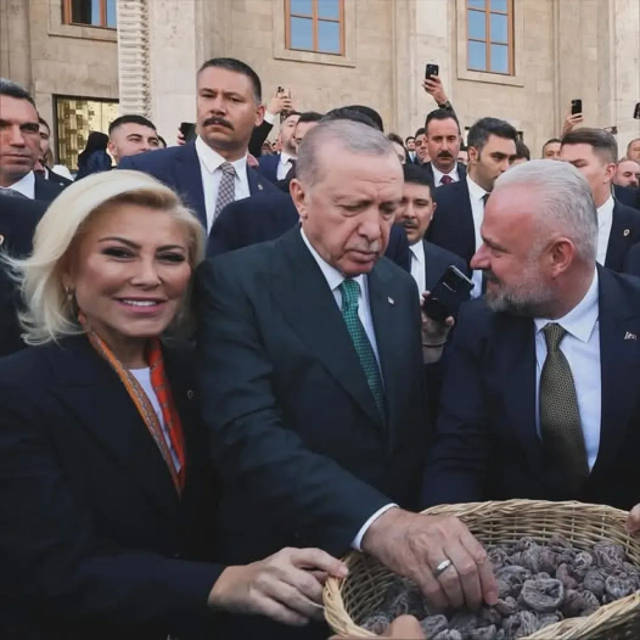 AK Partili Bursalı ve Pehlivan'dan Cumhurbaşkanı Erdoğan'a Kuru İncir İkramı AK Partili Bursalı ve Pehlivan'dan Cumhurbaşkanı Erdoğan'a Kuru İncir İkramı