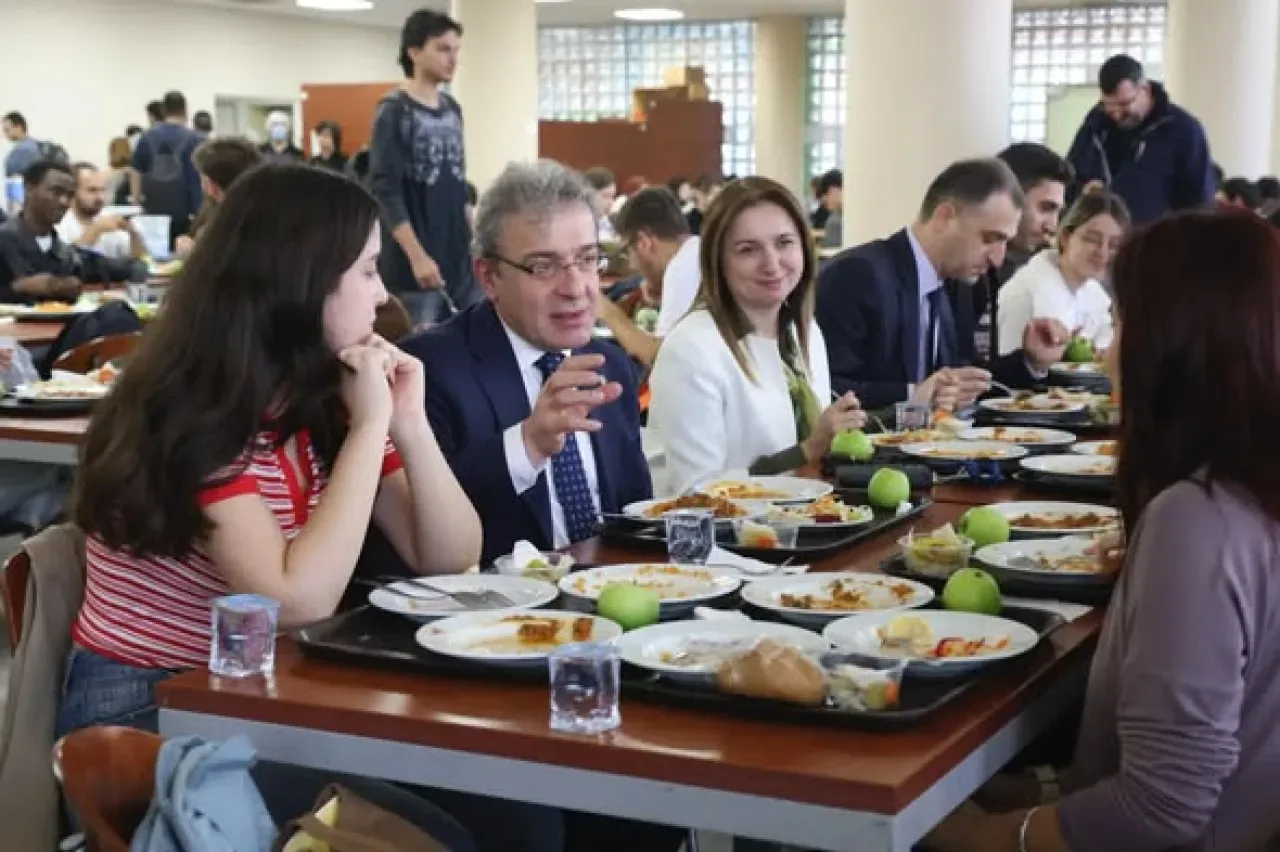 Dokuz Eylül Üniversitesi'nde Rektör ve Öğrenciler Yemekhane Buluşması Dokuz Eylül Üniversitesi'nde Rektör ve Öğrenciler Yemekhane Buluşması