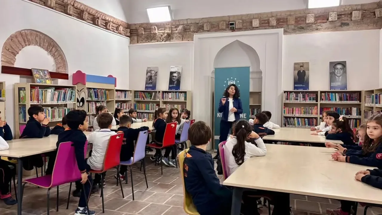 Bursa'da Çocuk Kütüphanesinde Renkli Kitap Ayracı Atölyesi Bursa'da Çocuk Kütüphanesinde Renkli Kitap Ayracı Atölyesi