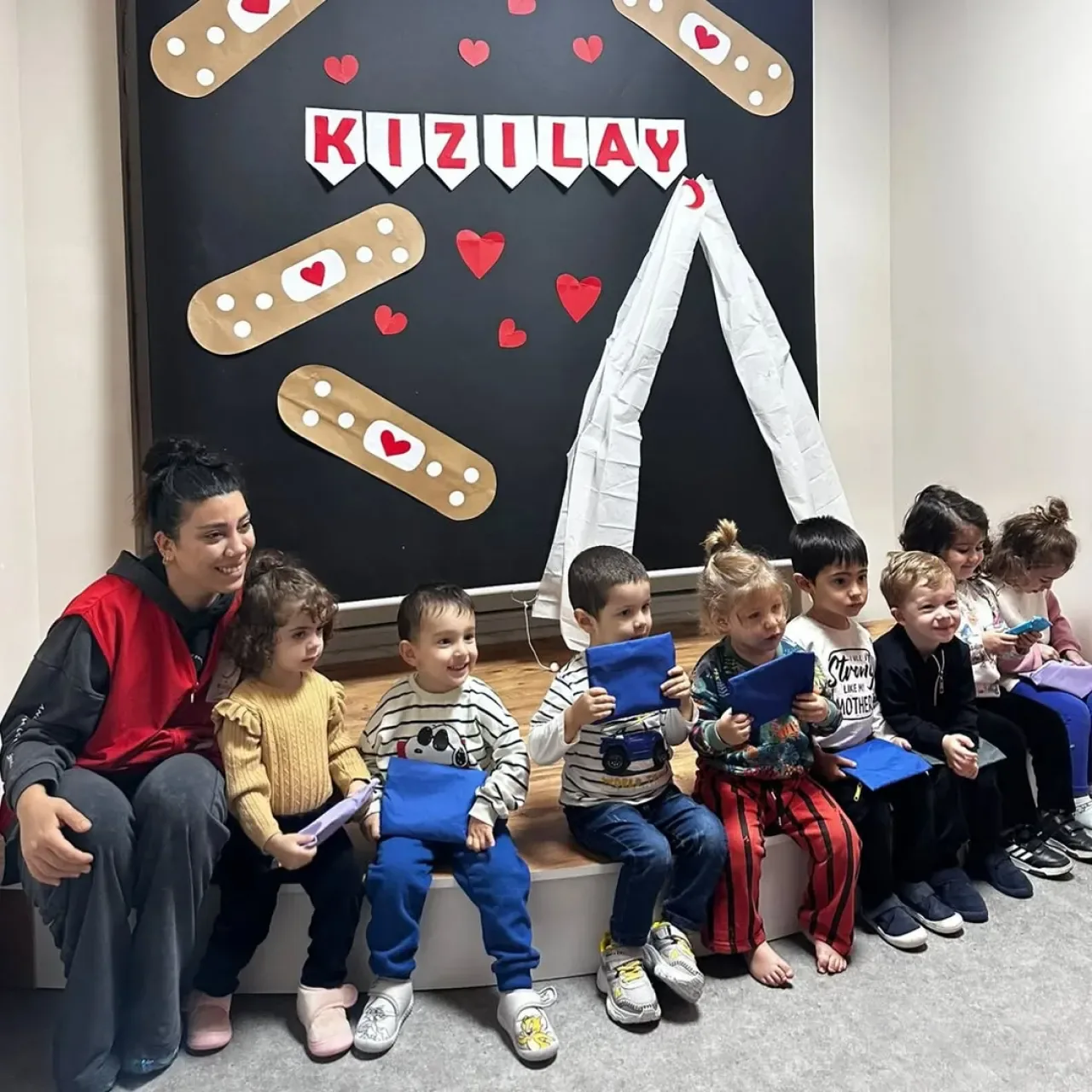 Eyüpsultan'da Kızılay Haftası Minik Kalplere Dokundu Eyüpsultan'da Kızılay Haftası Minik Kalplere Dokundu