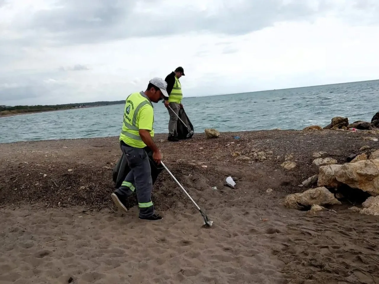 Serik Belediyesi Mahallelerde Kontrolsüz Atık Temizliğini Sürdürüyor Serik Belediyesi Mahallelerde Kontrolsüz Atık Temizliğini Sürdürüyor