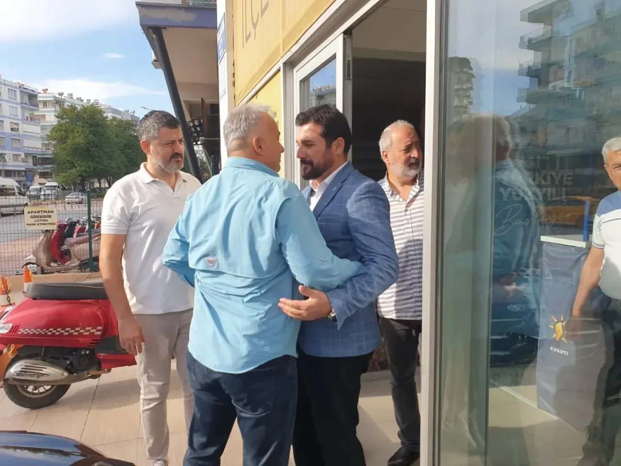 Osman Dirican'dan Muratpaşa AK Parti'ye Dostluk Ziyareti Osman Dirican'dan Muratpaşa AK Parti'ye Dostluk Ziyareti