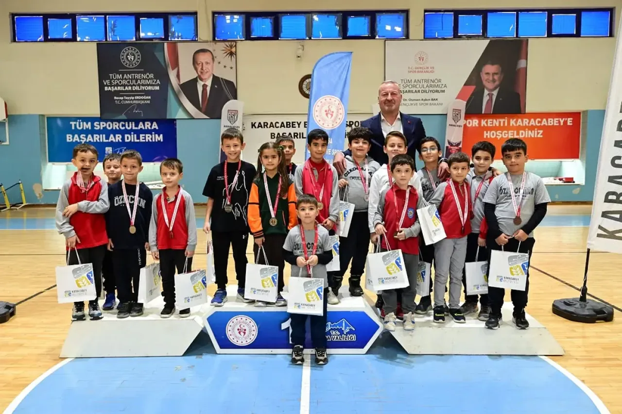 Bursa Karacabey'de İlkokullar Arası Satranç Turnuvasında Dereceye Giren Öğrenciler Ödüllendirildi Bursa Karacabey'de İlkokullar Arası Satranç Turnuvasında Dereceye Giren Öğrenciler Ödüllendirildi