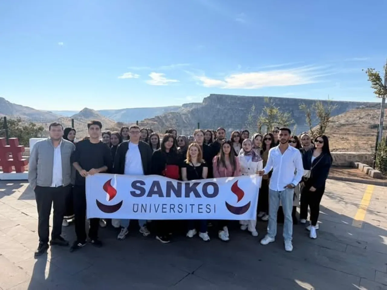 SANKO Üniversitesi Öğrencileri Rumkale'de Doğa ve Tarihle Buluştu SANKO Üniversitesi Öğrencileri Rumkale'de Doğa ve Tarihle Buluştu