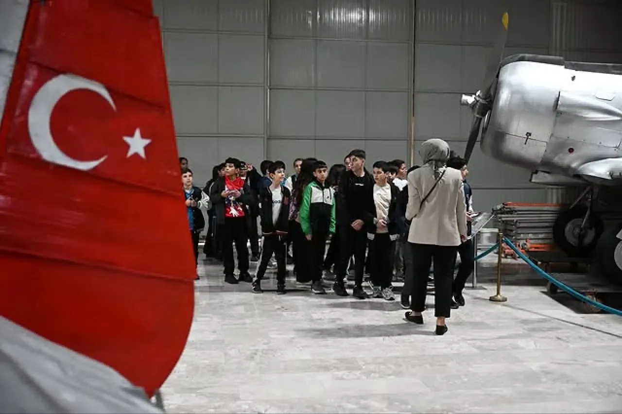 Gaziosmanpaşa'dan Öğrencilere Hava Kuvvetleri Müzesi'nde Tarihi Yolculuk Gaziosmanpaşa'dan Öğrencilere Hava Kuvvetleri Müzesi'nde Tarihi Yolculuk