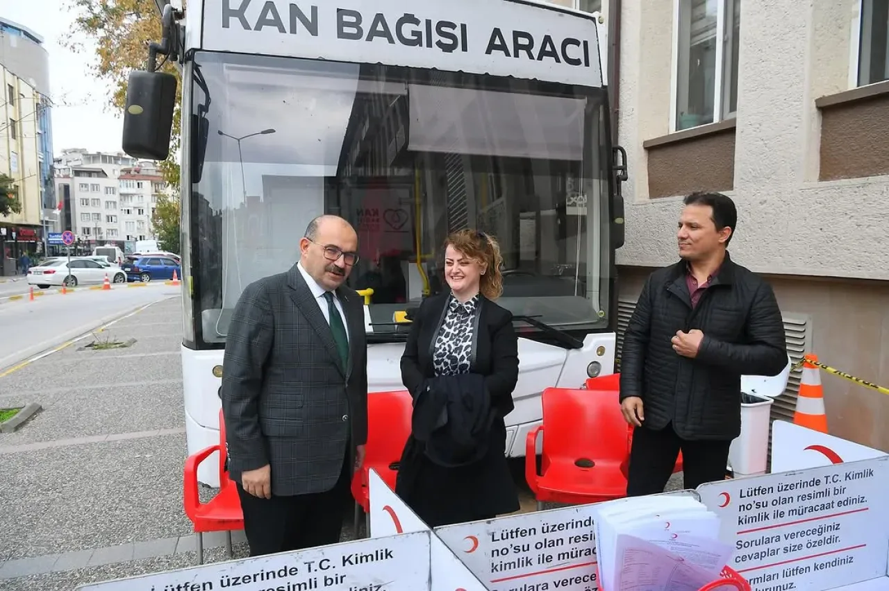 Balıkesir Valisi Ustaoğlu, Kızılay'ın Mobil Kan Bağış ve Sosyal Hizmet Araçlarını Ziyaret Etti Balıkesir Valisi Ustaoğlu, Kızılay'ın Mobil Kan Bağış ve Sosyal Hizmet Araçlarını Ziyaret Etti